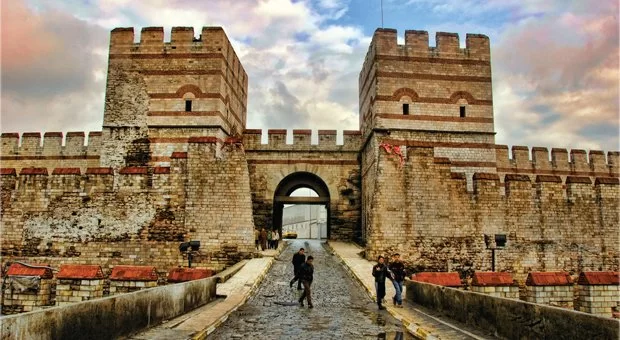 VISITE DELLE MURA BIZANTINE